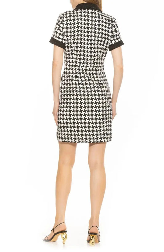 Czarno-biała sukienka mini w pepitkę z zapięciem na guziki