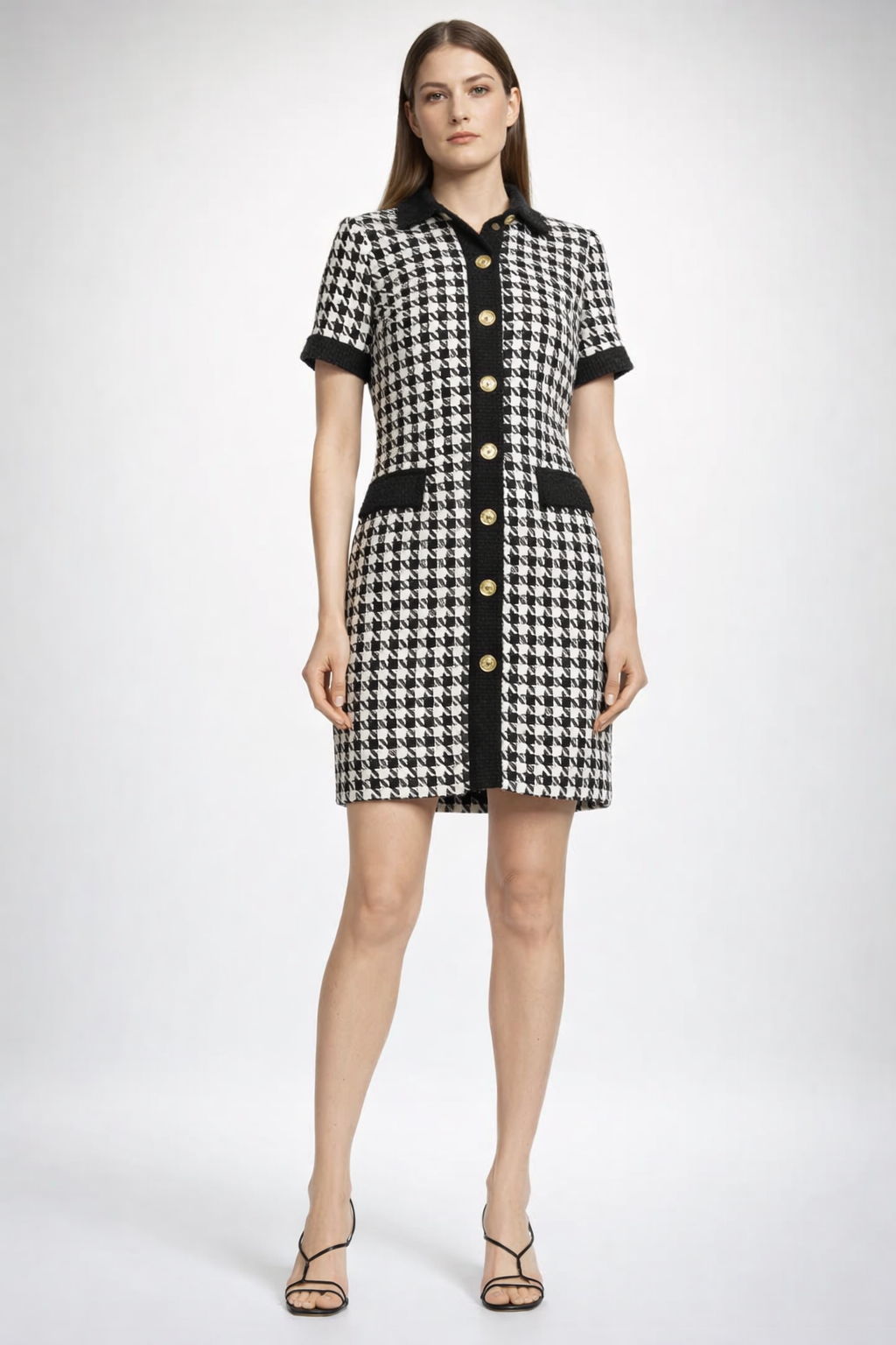 Czarno-biała sukienka mini w pepitkę z zapięciem na guziki