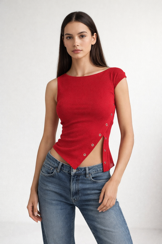 Czerwony asymetryczny top bez rękawów z rozcięciem i metalowymi oczkami