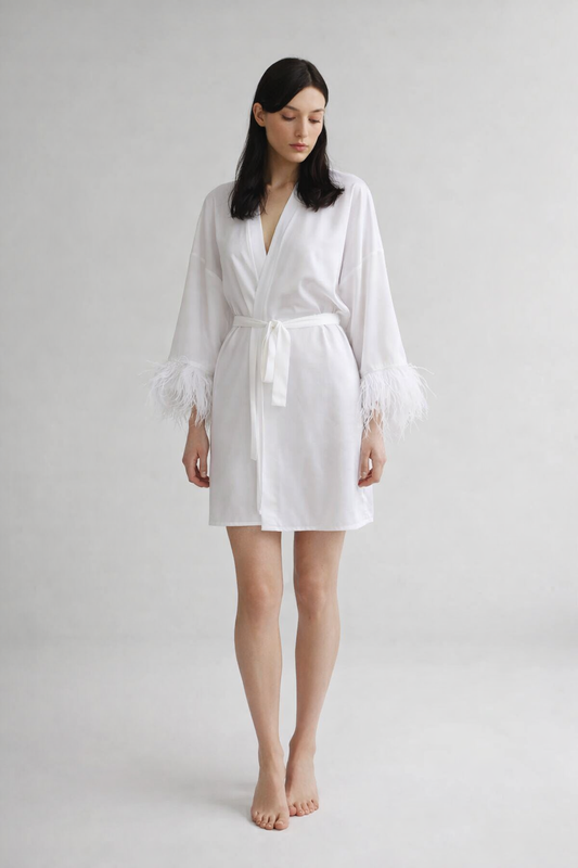 Biały szlafrok kopertowy z piórkowym wykończeniem rękawów