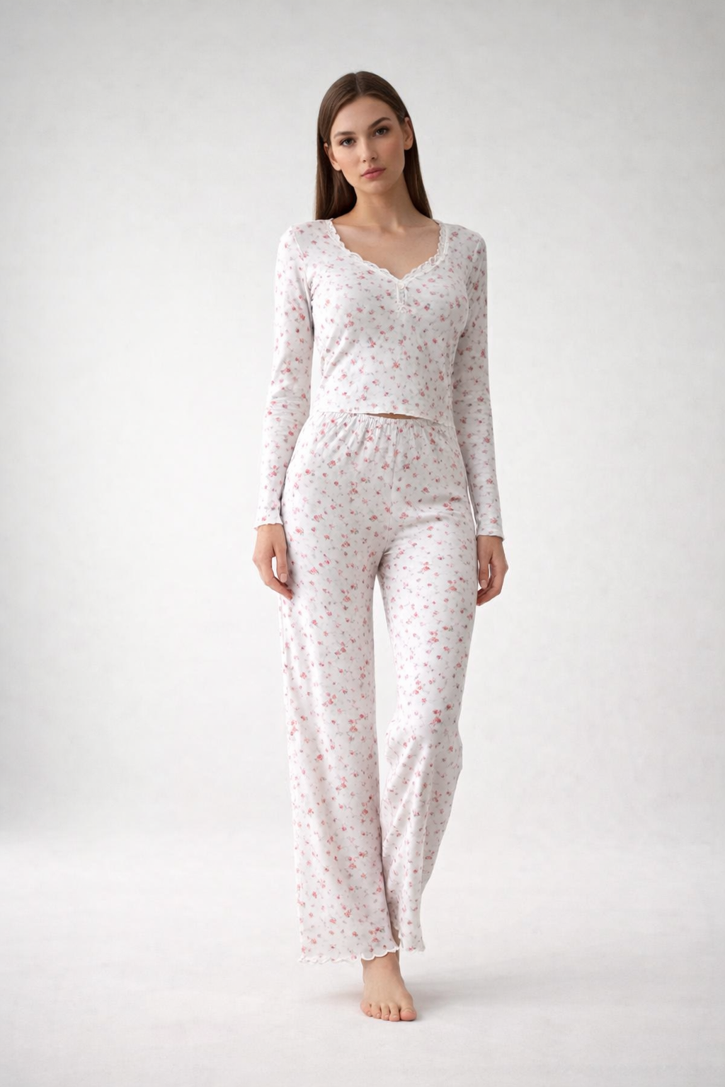 Biały zestaw z długim rękawem i szerokimi spodniami w kwiatowy wzór
