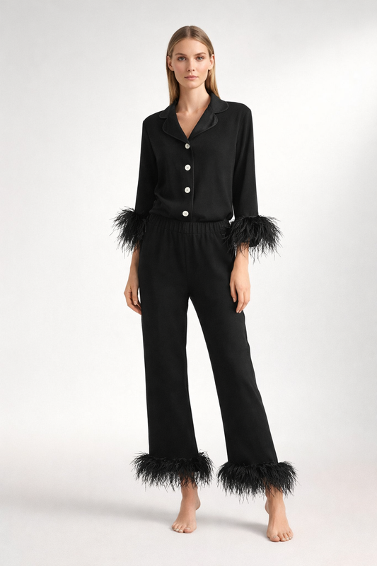 Czarny zestaw z koszulą na guziki i krótkimi spodniami z piórkowym wykończeniem