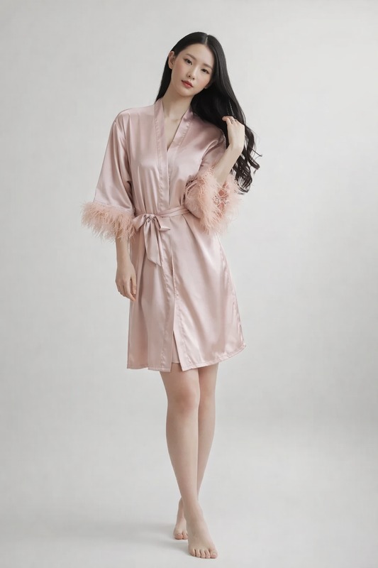 Różowy szlafrok kopertowy z piórkowym wykończeniem rękawów
