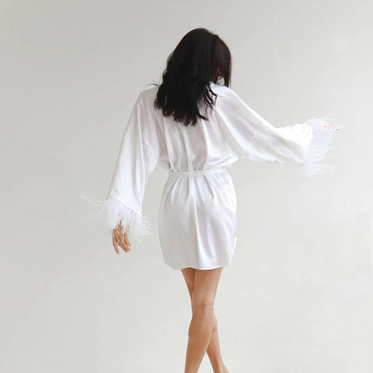 Biały szlafrok kopertowy z piórkowym wykończeniem rękawów
