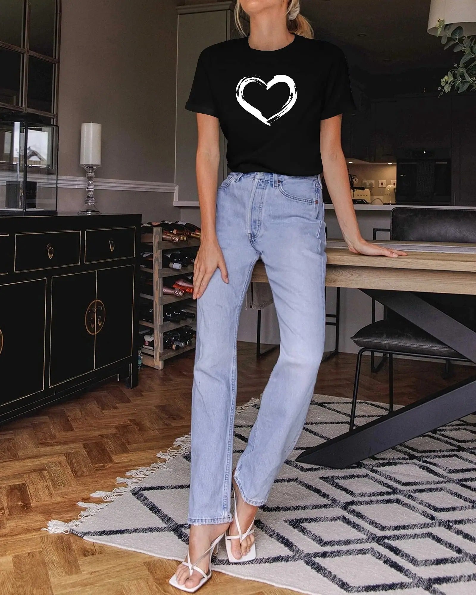 Czarna koszulka T-shirt z białym nadrukiem serca