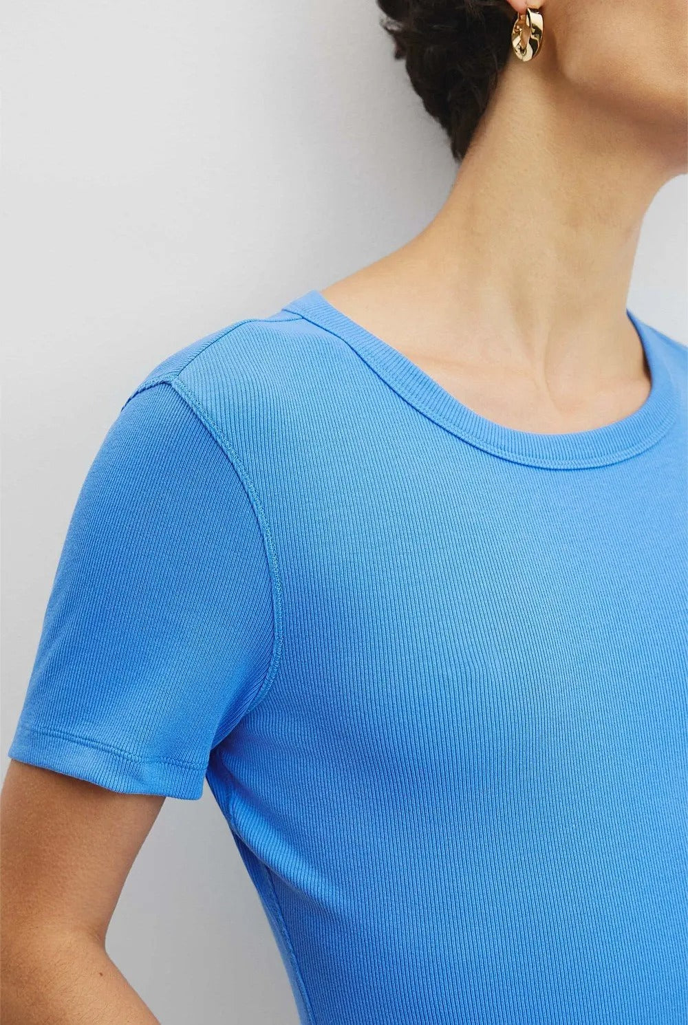 Niebieska prążkowana koszulka T-shirt z krótkim rękawem i okrągłym dekoltem