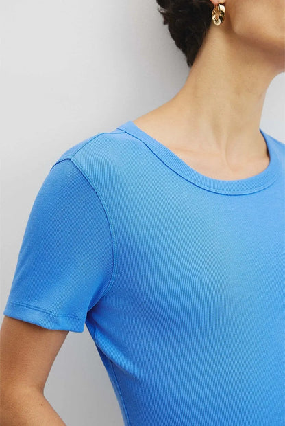 Niebieska prążkowana koszulka T-shirt z krótkim rękawem i okrągłym dekoltem
