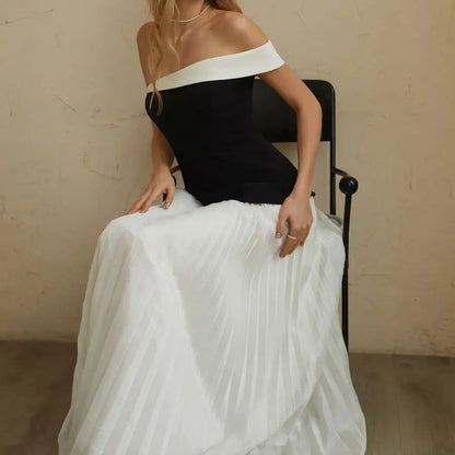 Czarno-biały zestaw z topem odkrywającym ramiona i plisowaną spódnicą maxi