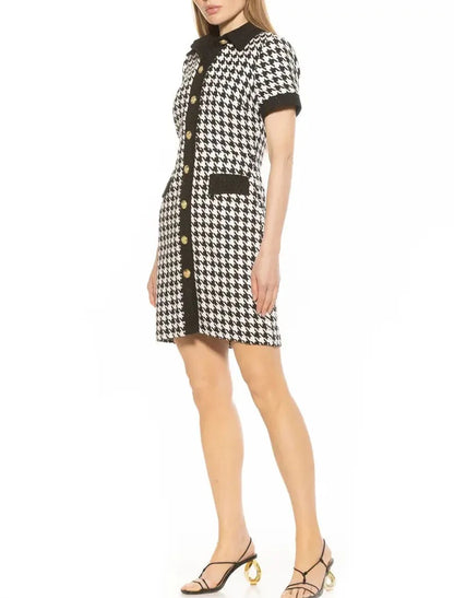 Czarno-biała sukienka mini w pepitkę z zapięciem na guziki