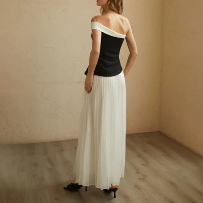 Czarno-biały zestaw z topem odkrywającym ramiona i plisowaną spódnicą maxi