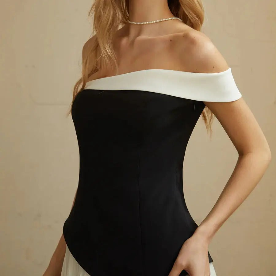 Czarno-biały zestaw z topem odkrywającym ramiona i plisowaną spódnicą maxi