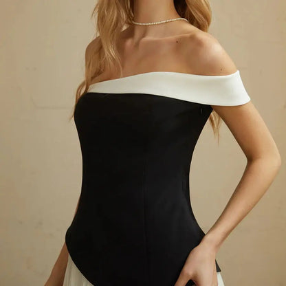 Czarno-biały zestaw z topem odkrywającym ramiona i plisowaną spódnicą maxi